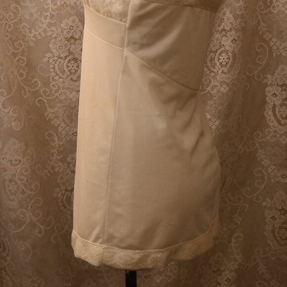 Shirey Jr. Petite slip 13/14 vintage! 100% nylon the straps are adjustable - Picture 5 of 6